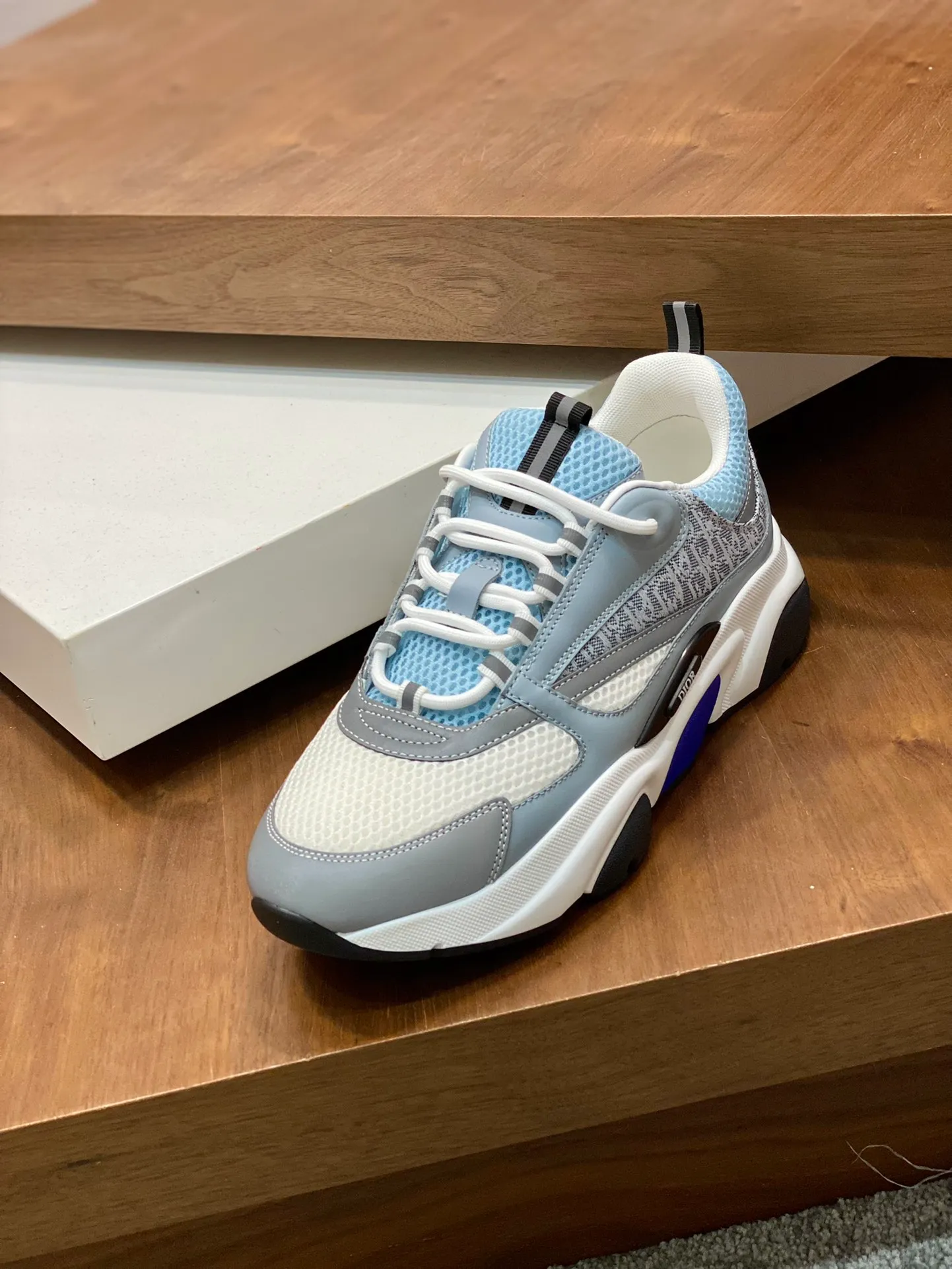 Factory price: 500💰 Dior B22 men's jogging fashion sneakers. This item draws inspiration from retro jogging shoes. It adopts a thick low-top design, with an upper made of leather and mesh fabric, and a black and white engraved rubber sole. The side is decorated with an embossed "Di~r" logo. Code number: 38-45 (38, 45, 46 can be customized)